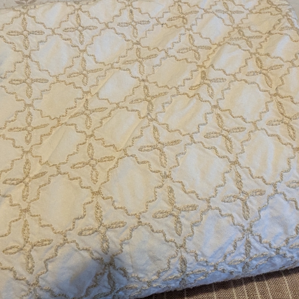 Martha Stewart Collection Embroidered Tile Ikebana Shams pair 20in X 28in pillow - Picture 3 of 8